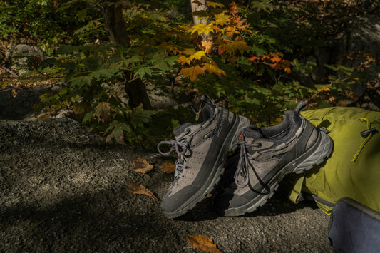 [CAMPMENT] The "Micro-Fiber Foot Dryer": How to dry damp leather or fabric hiking boots overnight inside a tent