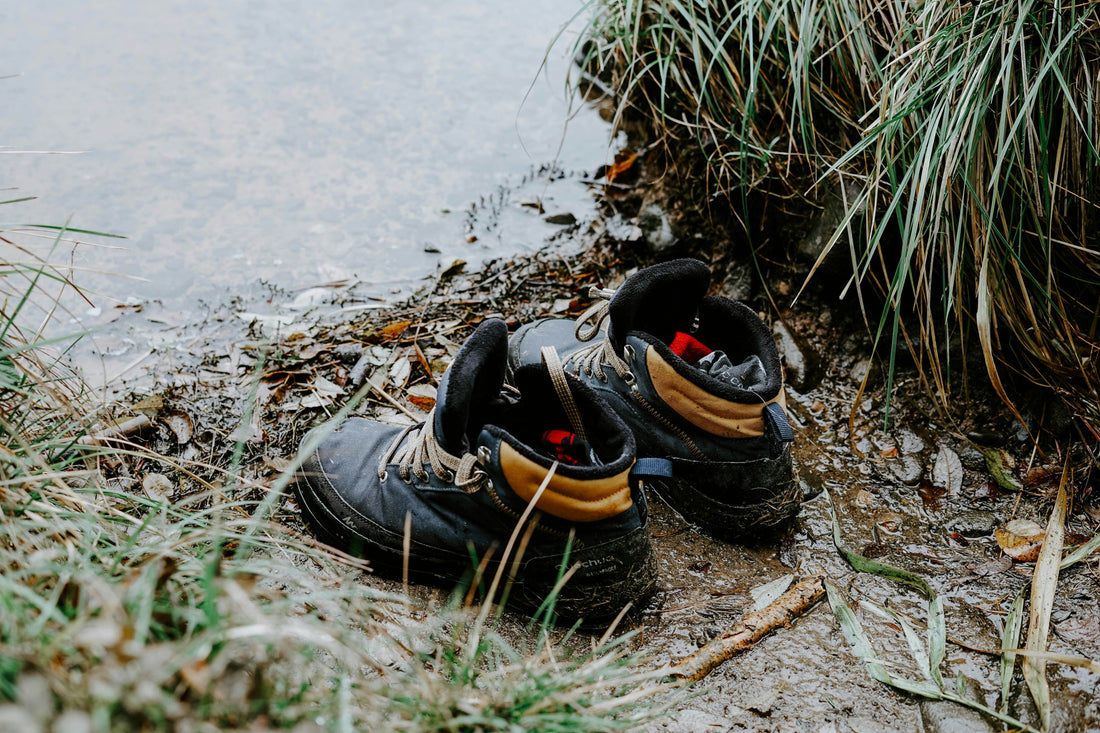 [CAMPMENT] The "Microfiber Shoe Bag Dry Cushion": How to dry damp wet hiking boots overnight inside a tent without a campfire